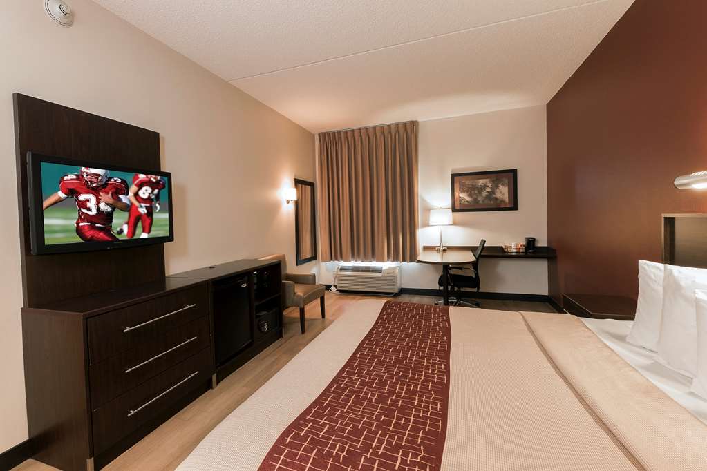 Red Roof Plus Long Island - Garden City Westbury Room photo